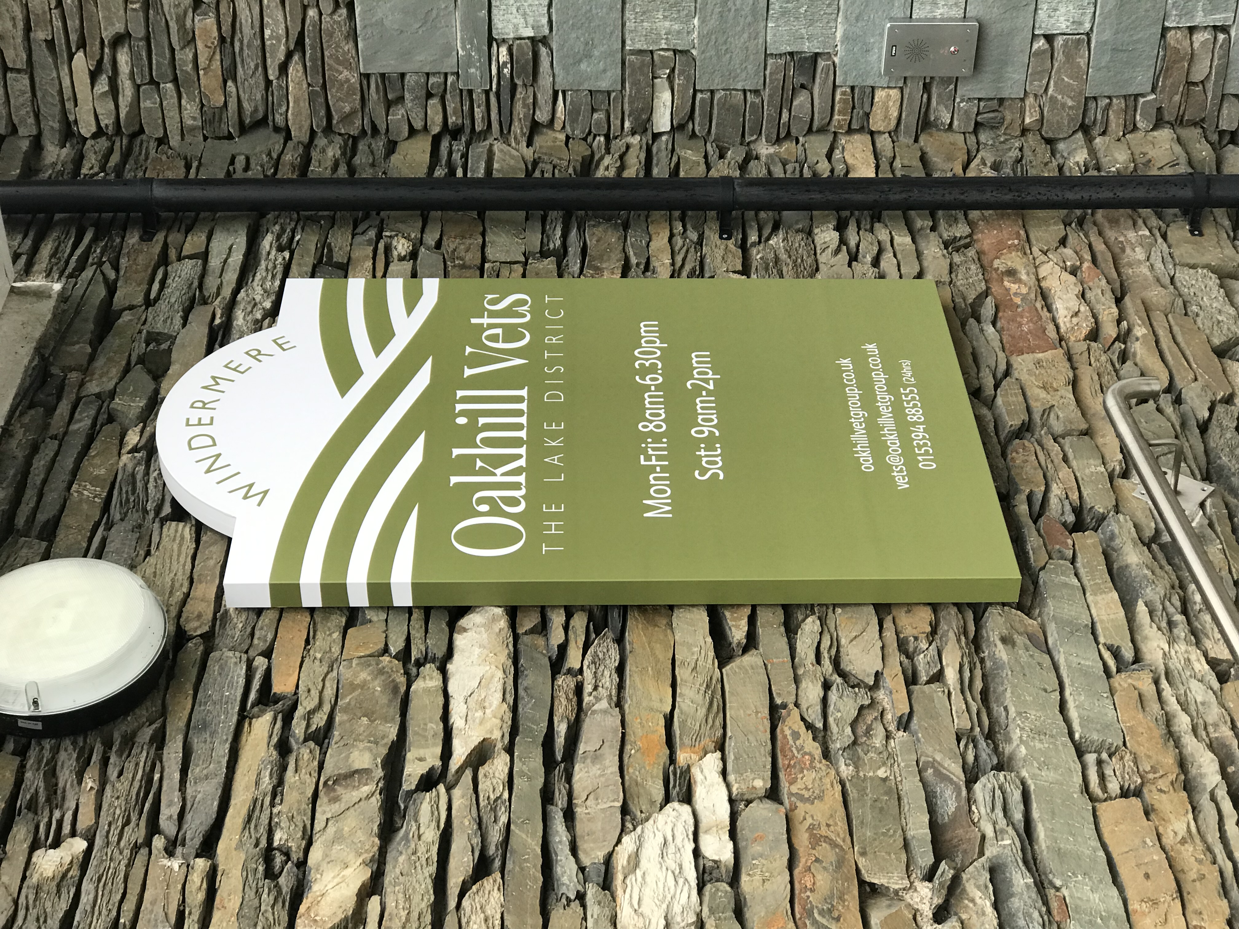 Curved top tray sign